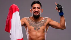 Daniel 'Soncora' Marcos festejando su triunfo en UFC con la bandera peruana.