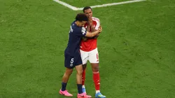 Marquinhos fue directamente a abrazar a Gabriel tras el penal errado.