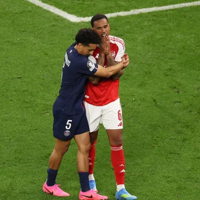 El emotivo gesto de Marquinhos con Gabriel tras errar el último penal de Arsenal