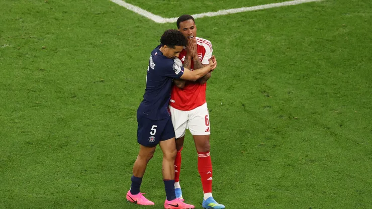 Marquinhos fue directamente a abrazar a Gabriel tras el penal errado.