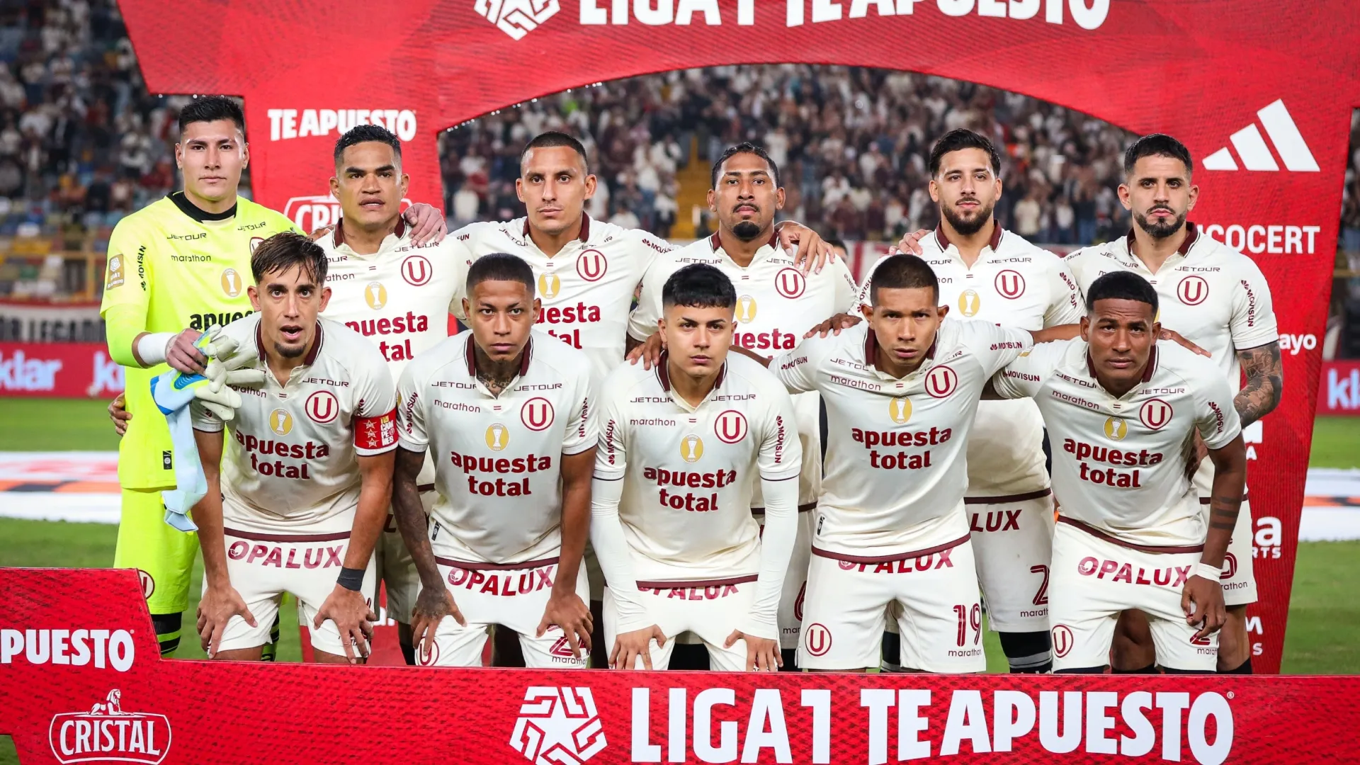 Así fue el equipo de Universitario con Pérez Guedes como capitán (Oficial).