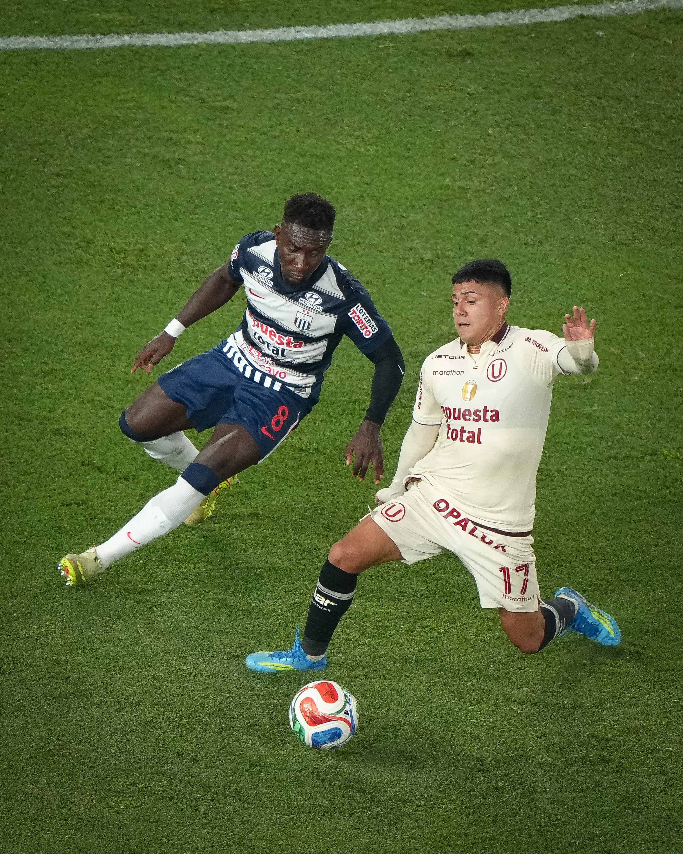 Eryc Castillo y Jairo Concha en el Universitario vs. Alianza Lima por el Torneo Apertura 2026 de la Liga 1 de Perú. (Foto: Liga 1)