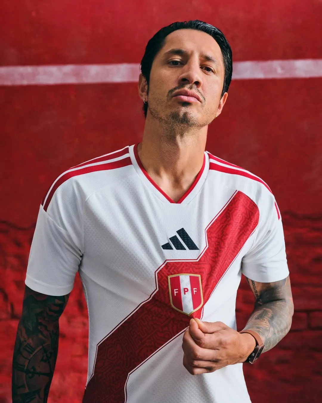 Gianluca Lapadula posando con la camiseta de la Selección Peruana. (Foto: Instagram Gianluca Lapadula)