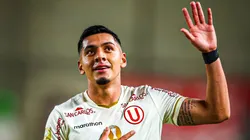 César Inga festejando su gol con Universitario.