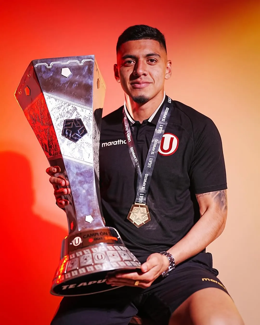 César Inga festejando con el título nacional que ganó con Universitario. (Foto: Liga 1)