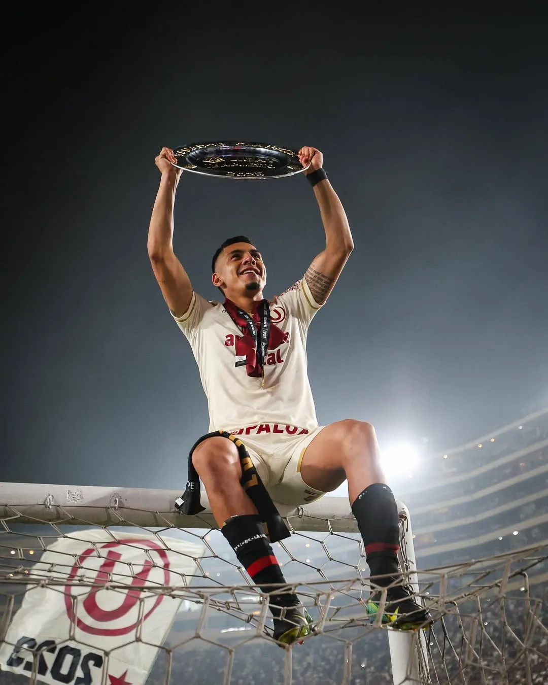 César Inga festejando el título del Torneo Clausura 2025 en el estadio Monumental. (Foto: Liga 1)