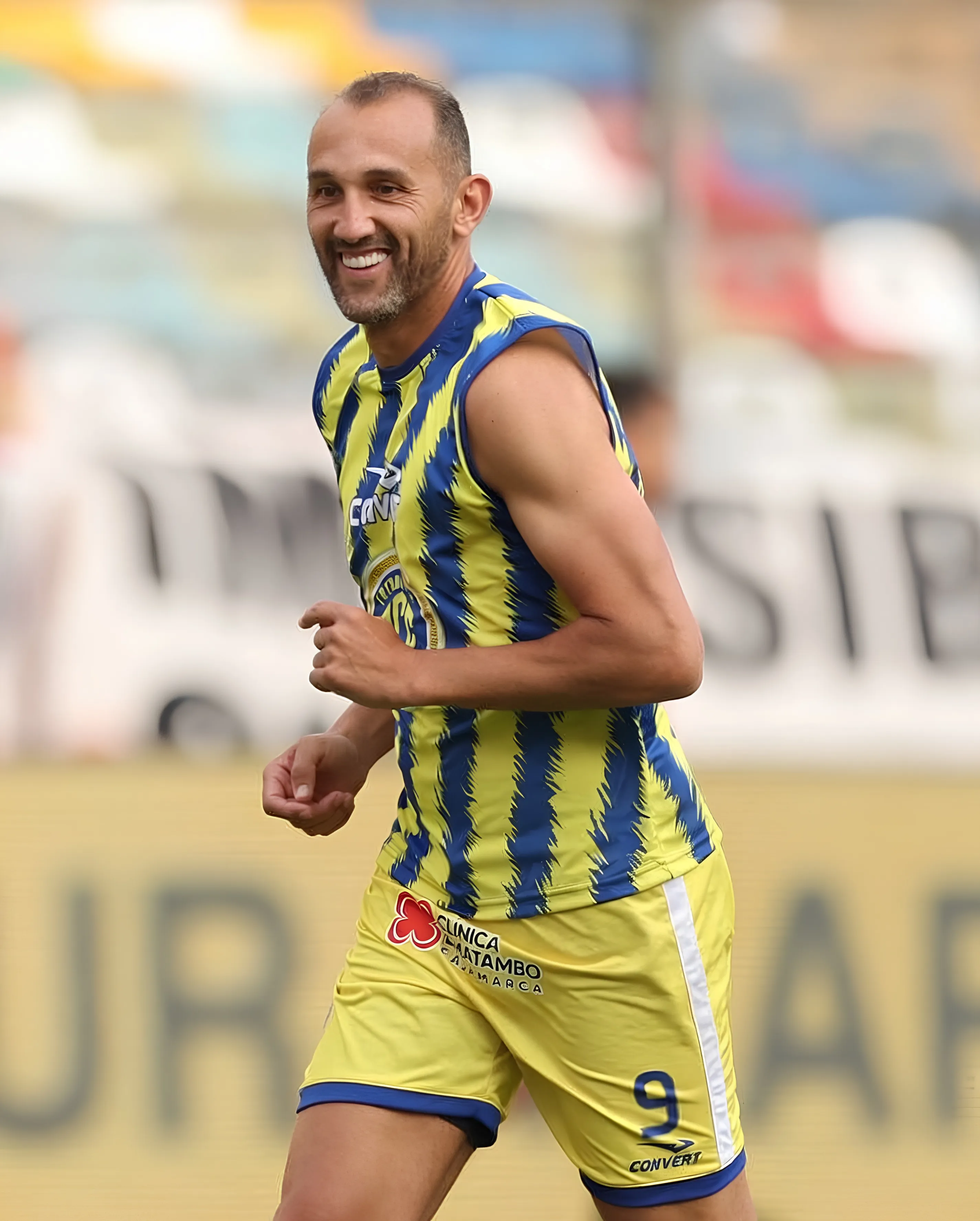 Hernán Barcos jugando con FC Cajamarca ante Universitario en el estadio Monumental y por el Torneo Apertura 2026 de la Liga 1 de Perú. (Foto: Liga 1)