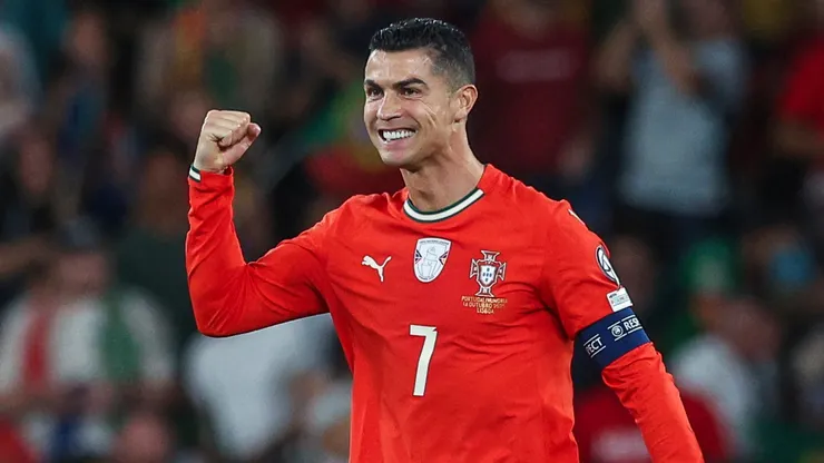 Puño en alto de Cristiano Ronaldo, figura absoluta de Portugal.