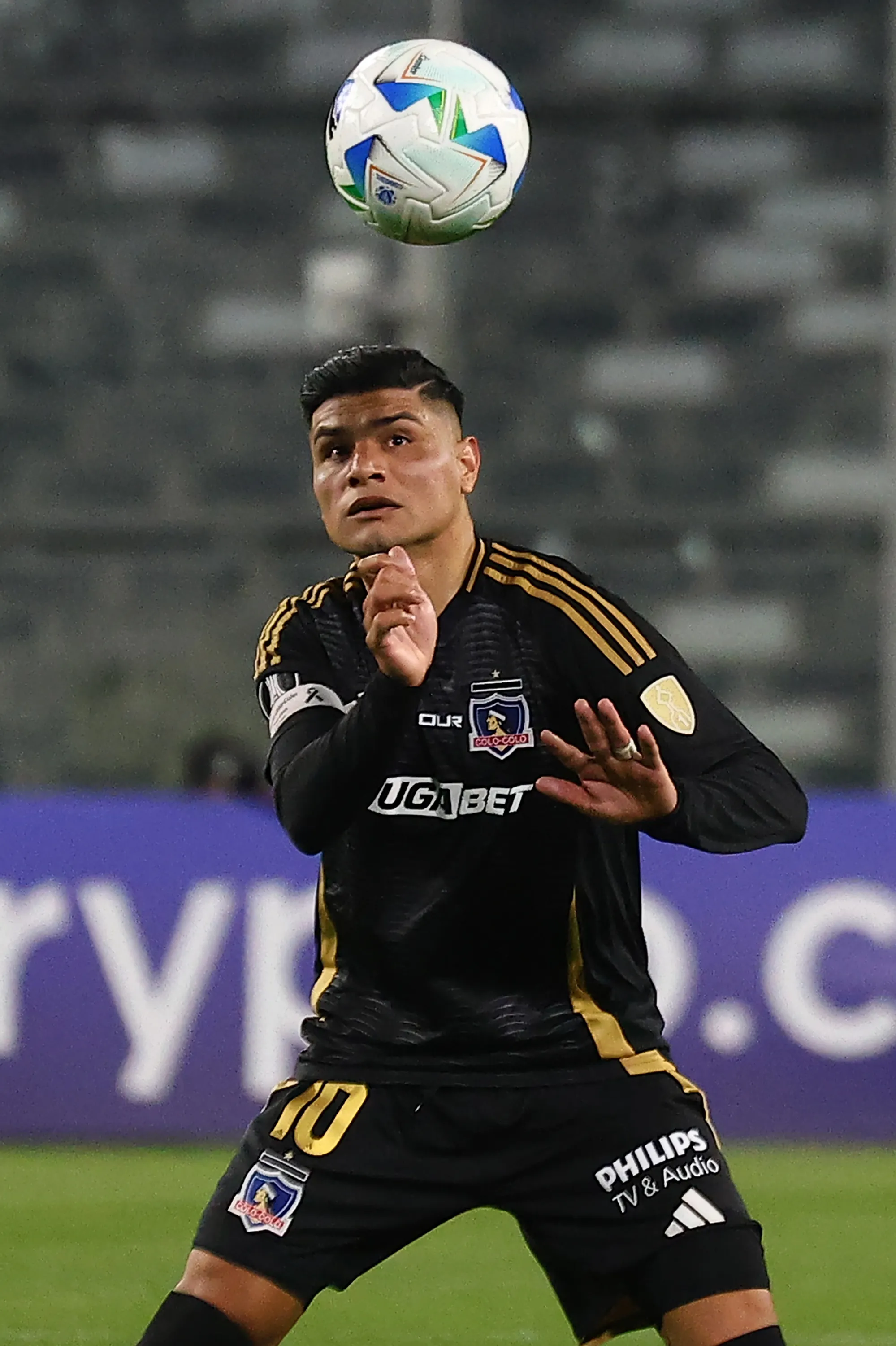 Claudio Aquino jugando para Colo Colo ante le interés de Universitario. (Foto: Getty Images)