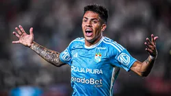 Santiago González jugando un partido con Sporting Cristal.