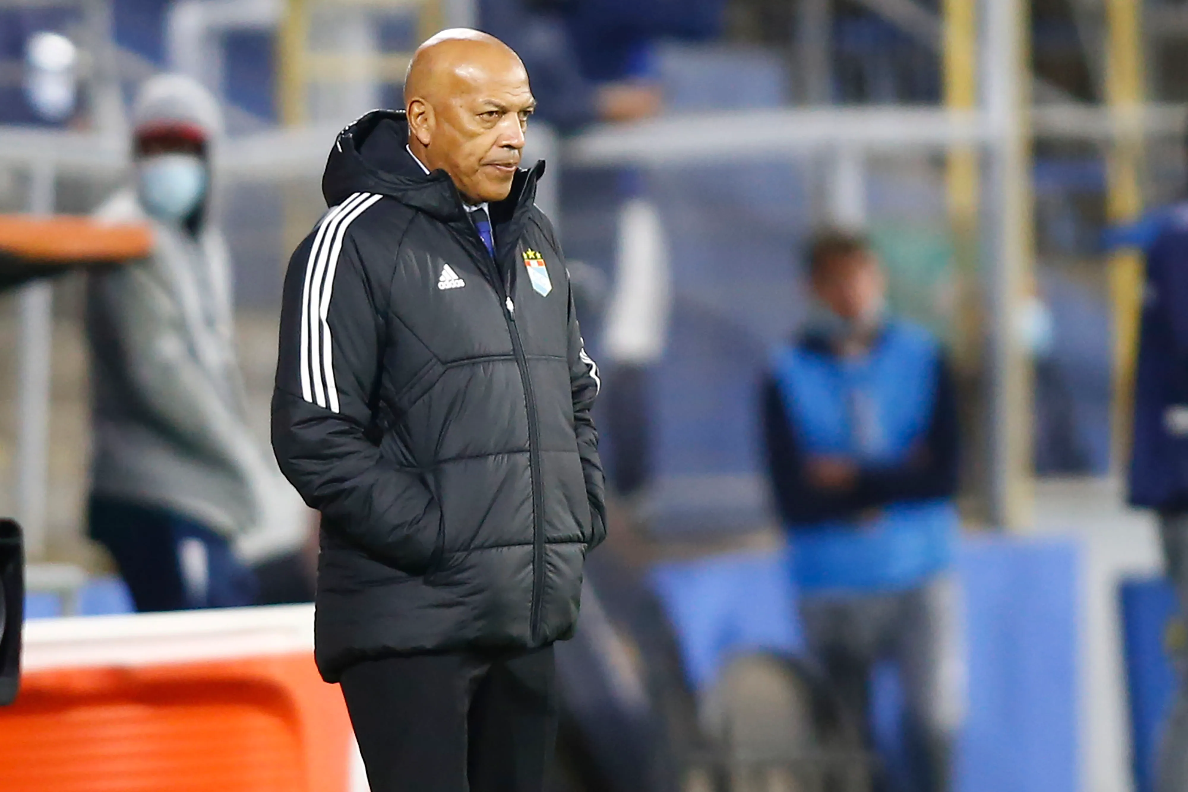 Roberto Mosquera como técnico de Sporting Cristal durante la Copa Libertadores del 2022. (Foto: Getty Images)