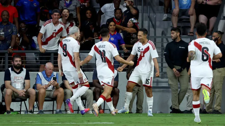 Jugadores de Perú celebrando ante Haití.