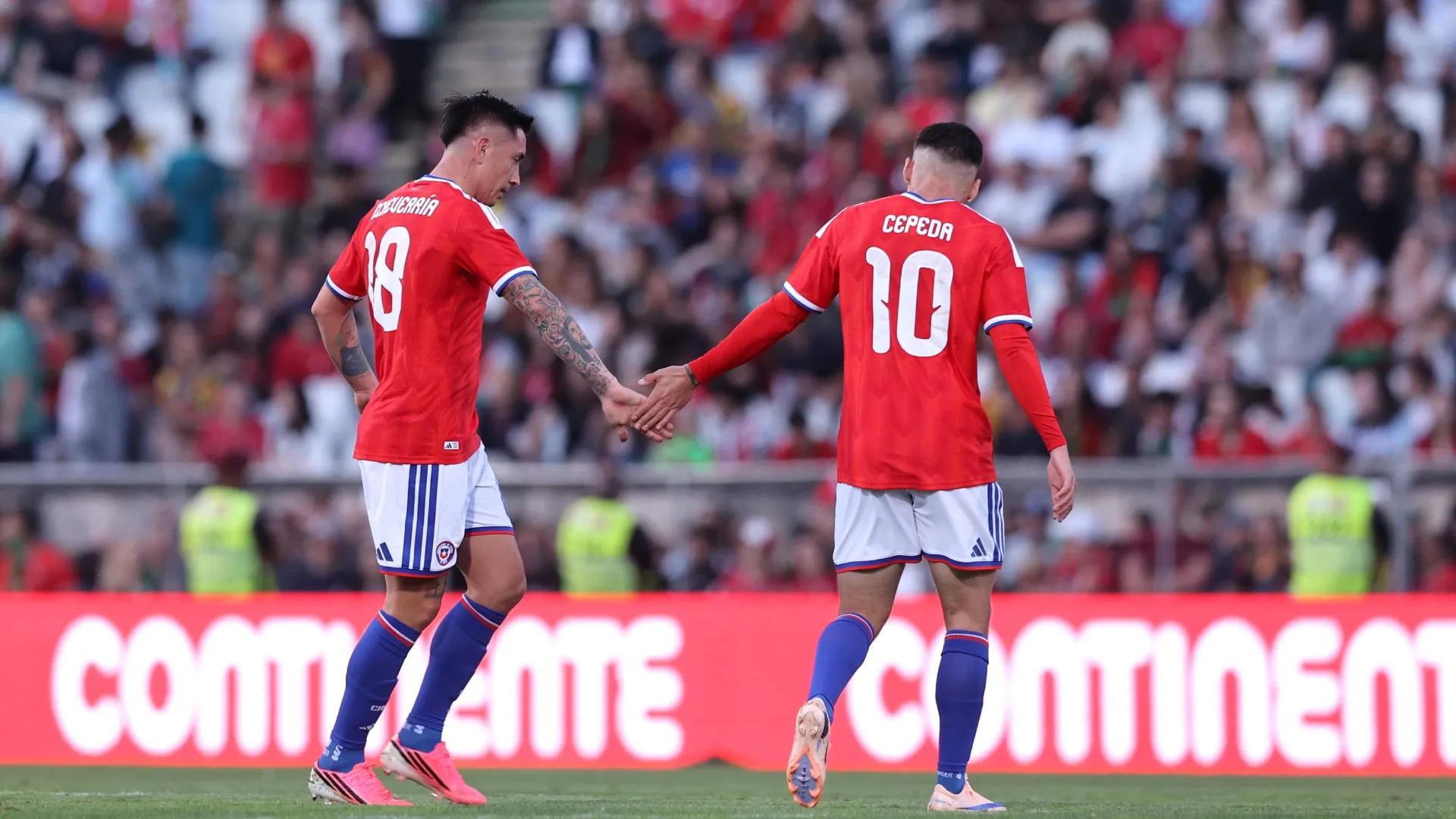 Lucas Cepeda y un gesto de aprobación de Rodrigo Echeverría tras anotar ante Portugal (Getty Images).