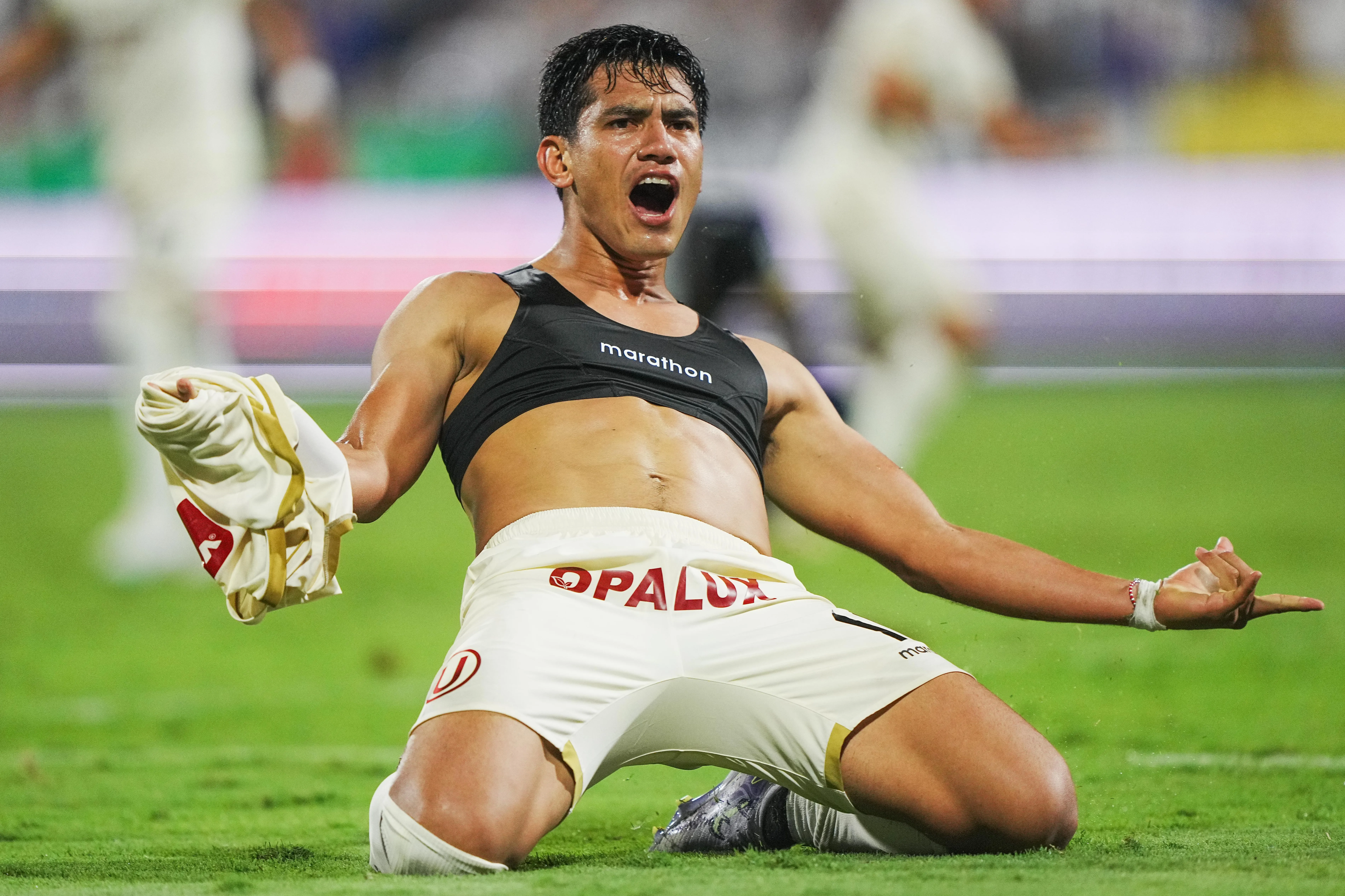 José Rivera festejando un gol con Universitario ante Alianza Lima en Matute. (Foto: Liga 1)