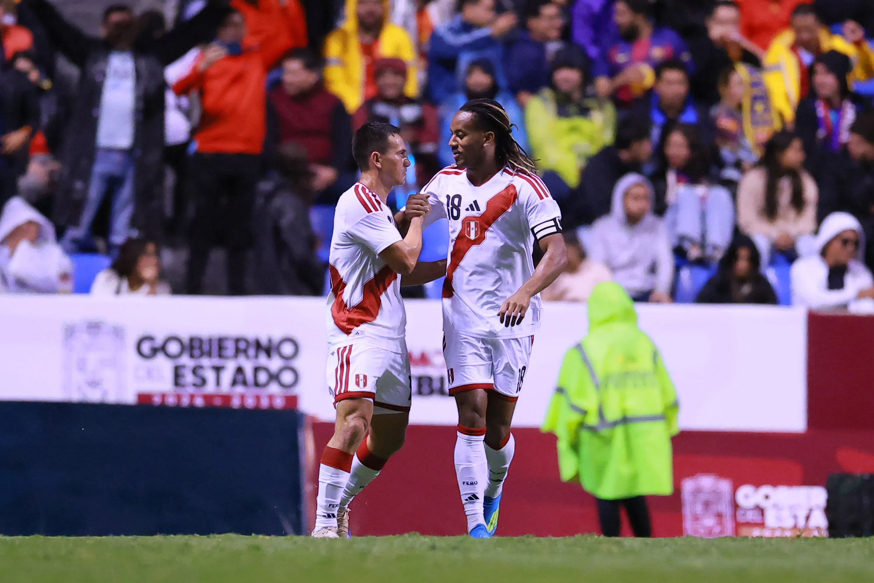 Jairo Vélez y André Carrillo festejando el gol de Perú ante España en el partido amistoso jugado en México. (Foto: Getty Images)