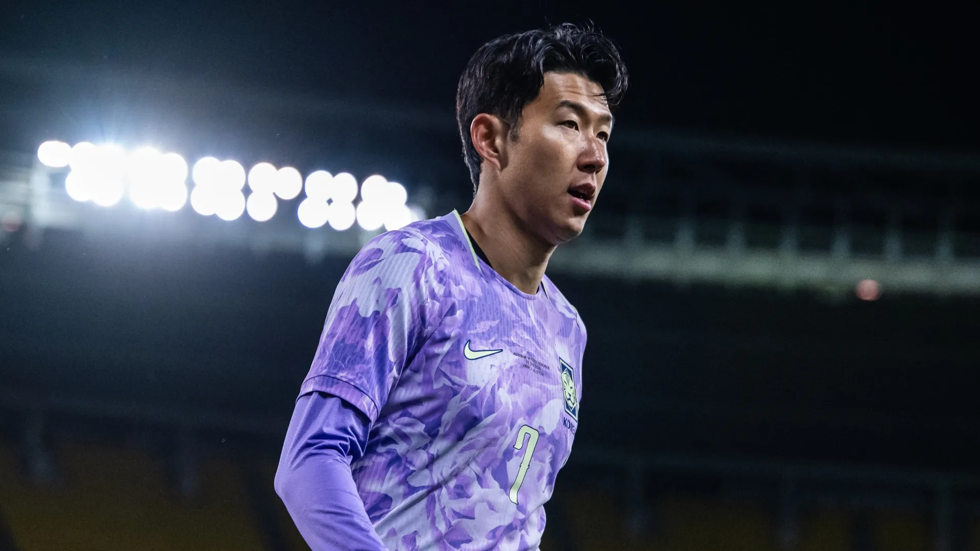 Heung-min Son, figura y capitán de Corea del Sur, sale a la cancha en el Mundial.