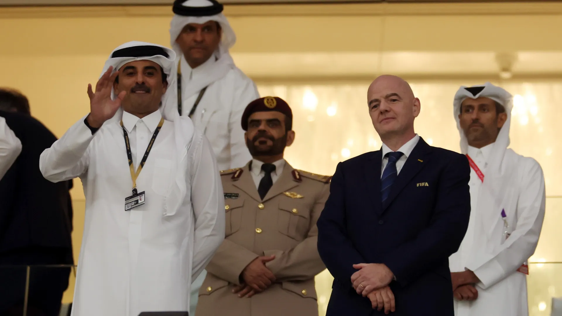 El emir Tamim bin Hamad Al Thani, junto a Gianni Infantino, en el partido inaugural de Qatar 2022 (Getty Images).