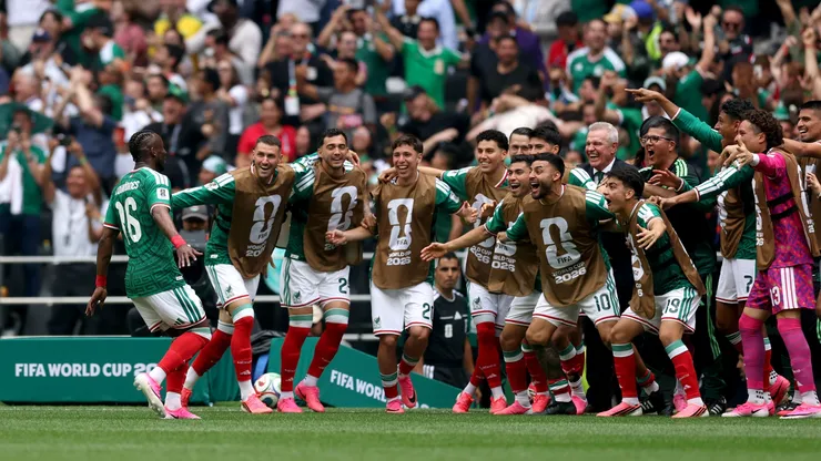 Julián Quiñones festeja el gol junto a sus compañeros de México.