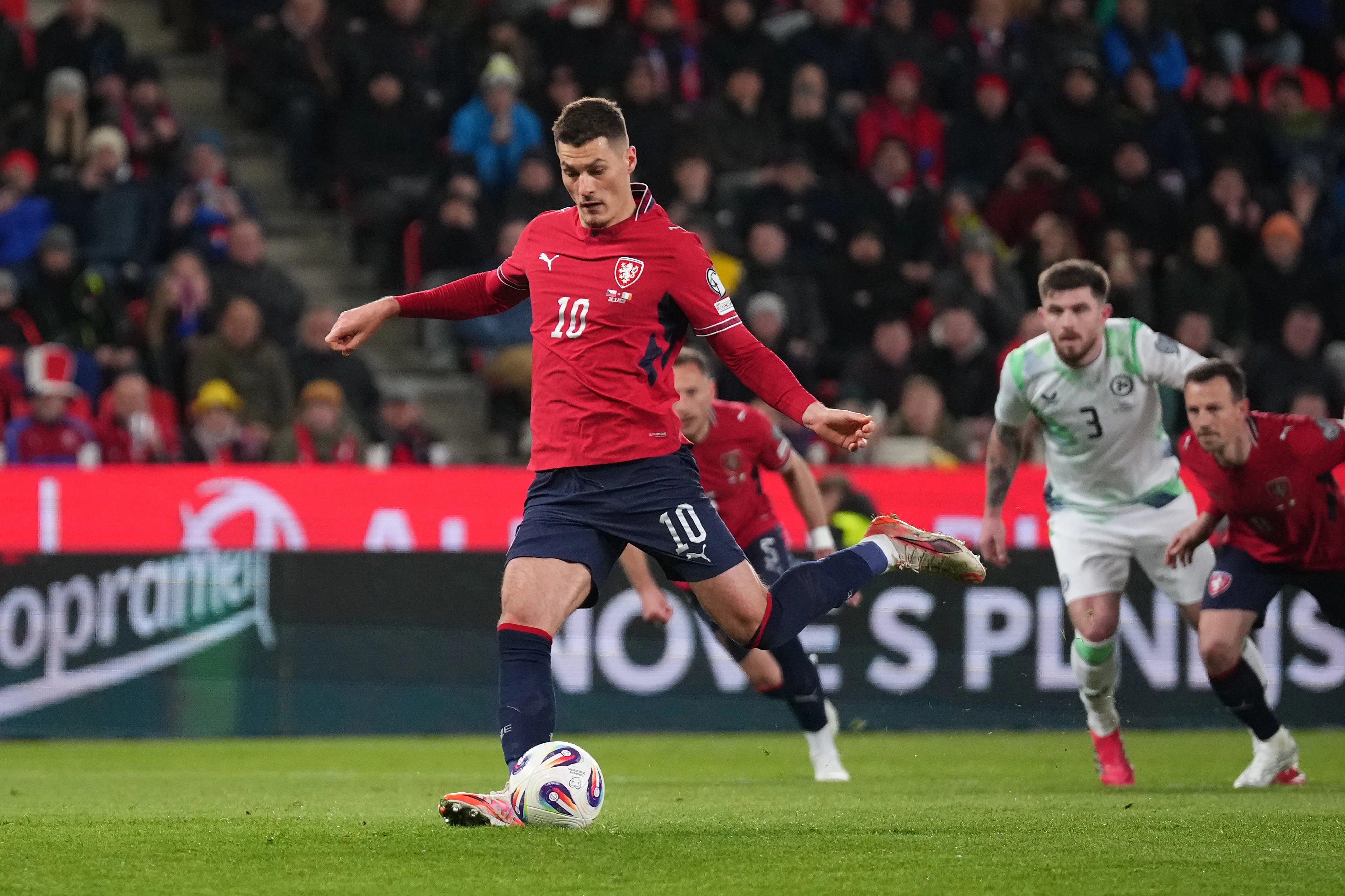 Patrik Schick anotando un gol de penal durante el partido entre Chequia vs. República de Irlanda por el pase al Mundial 2026. (Foto: Getty Images)