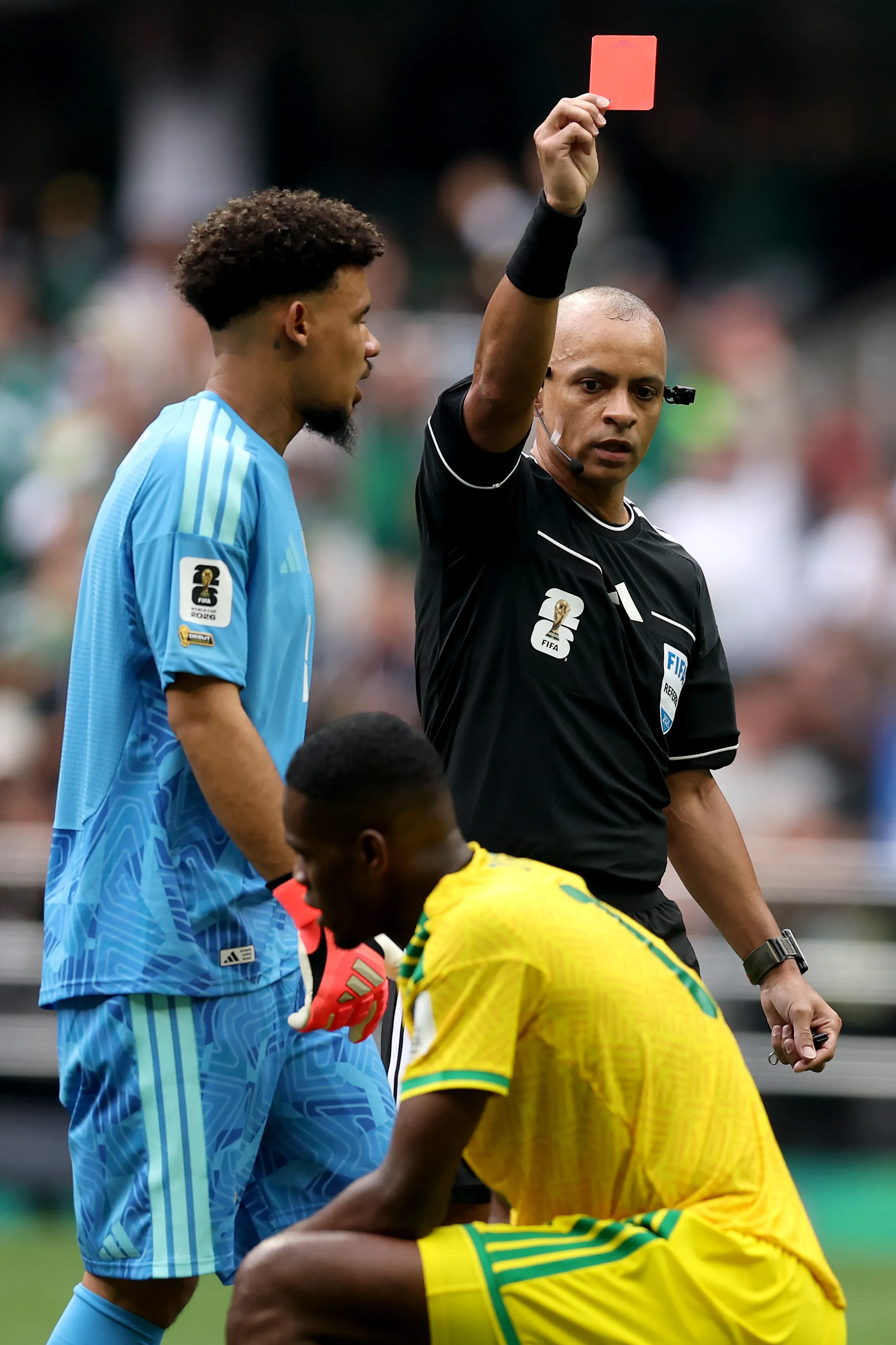 El árbitro Wilton Sampaio mostró tres tarjetas rojas durante el partido entre México vs. Sudáfrica por el Mundial 2026. (Foto: Getty Images)