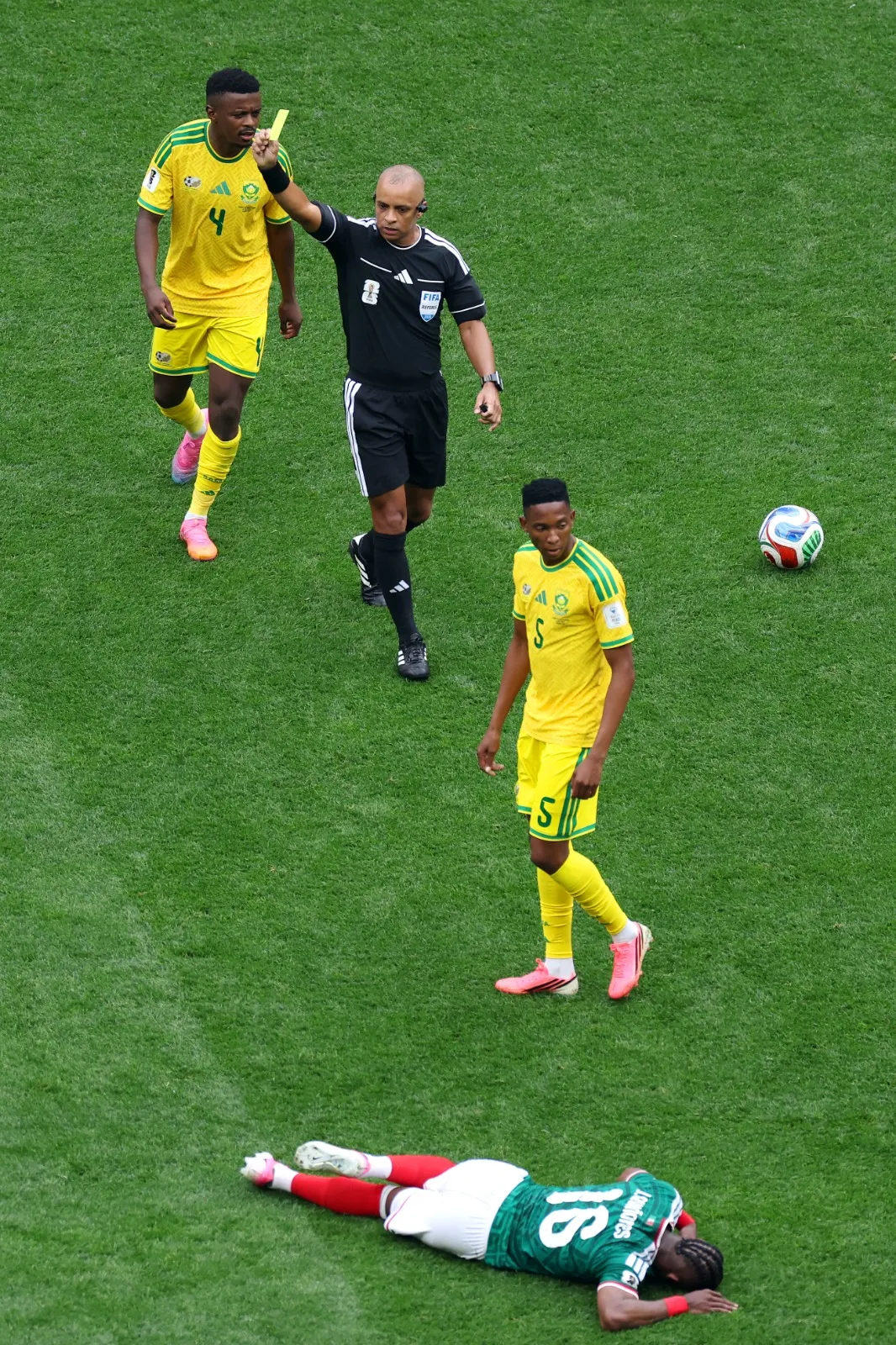 El árbitro Wilton Sampaio mostrando una tarjeta amarilla durante el partido entre México vs. Sudáfrica en el Mundial 2026. (Foto: Getty Images)