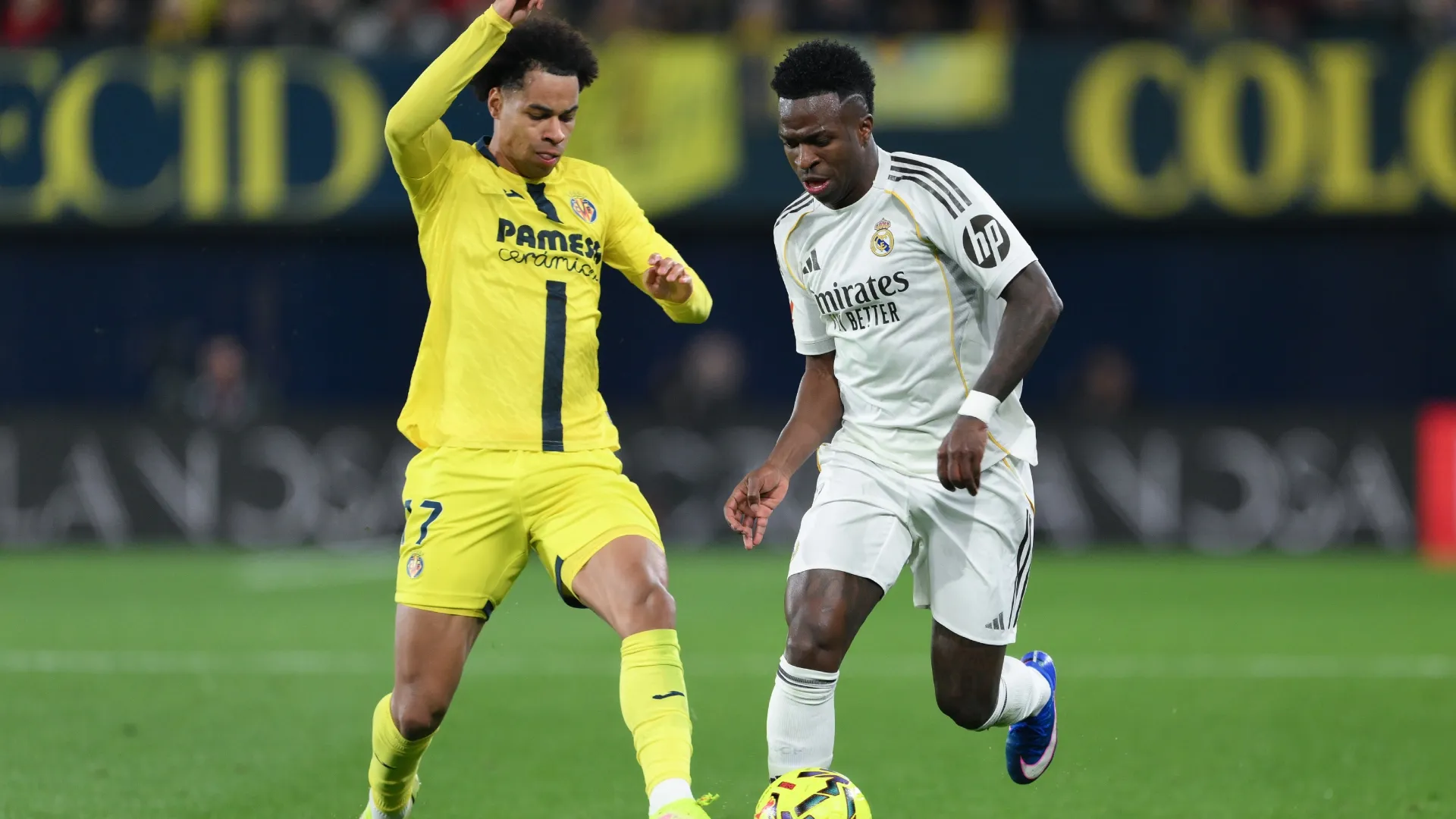 Tajon Buchanan, peleando el balón con Vinícius en un Villarreal vs. Real Madrid (Getty Images).