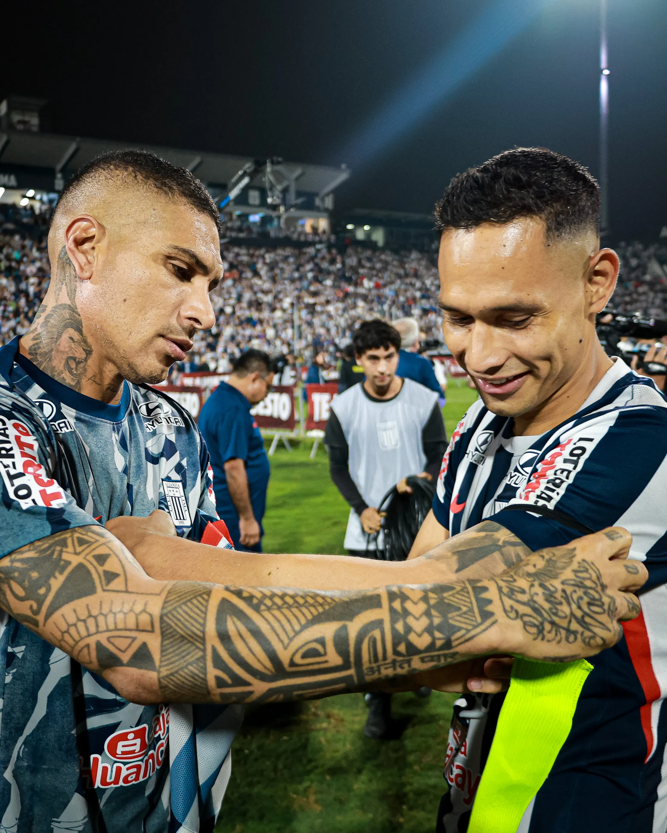 Paolo Guerrero colocándole la cinta de capitán a Renzo Garcés en Matute. (Foto: Alianza Lima)