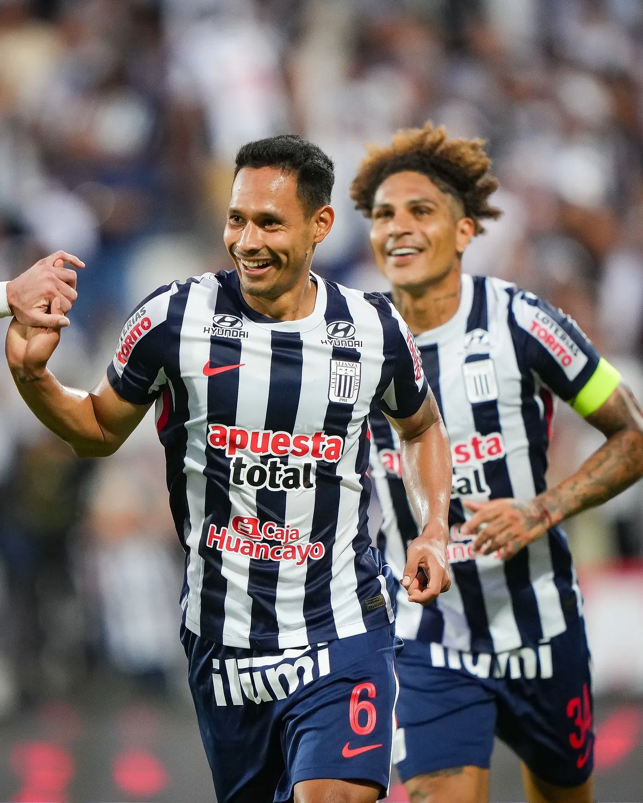 Renzo Garcés y Paolo Guerrero festejando un gol de Alianza Lima. (Foto: Liga 1)
