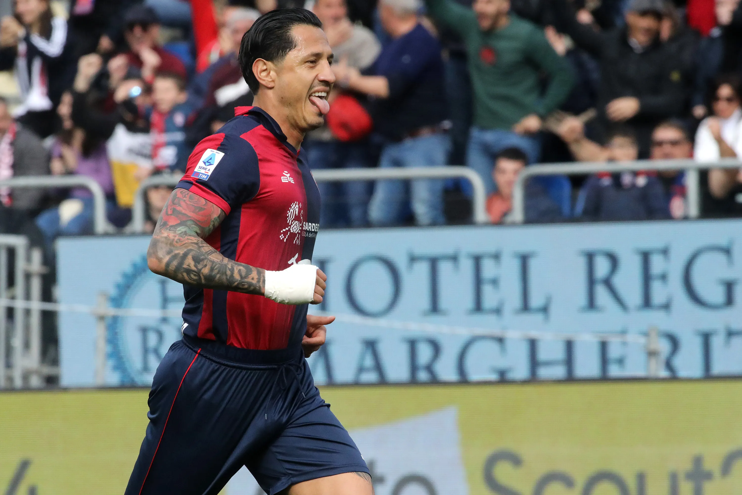 Gianluca Lapadula festejando uno de sus goles con el Cagliari de Italia. (Foto: Getty Images)