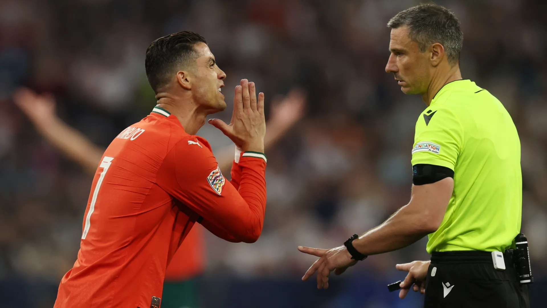 Vincic, en un cruce con Cristiano Ronaldo (Getty Images).