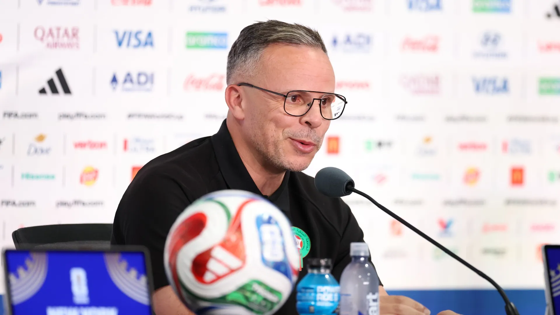 Mohamed Ouahbi, DT de Marruecos en conferencia de prensa (Getty Images).