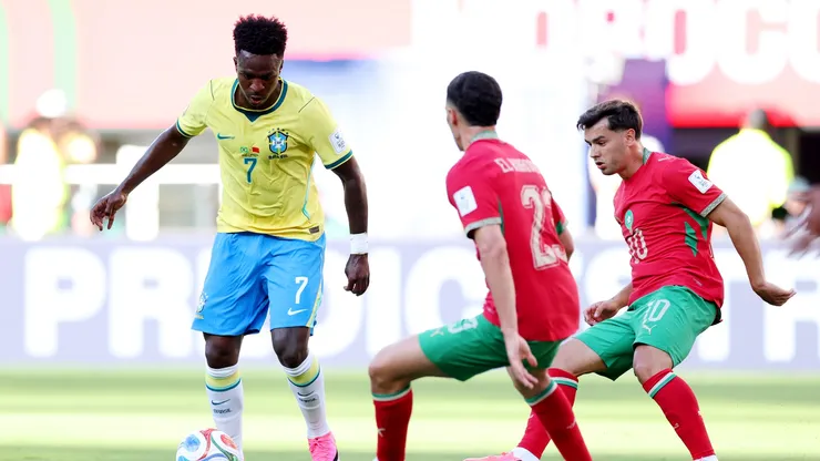 Vinícius Júnior, con el balón ante Bilal El Khannouss y Brahim Díaz.