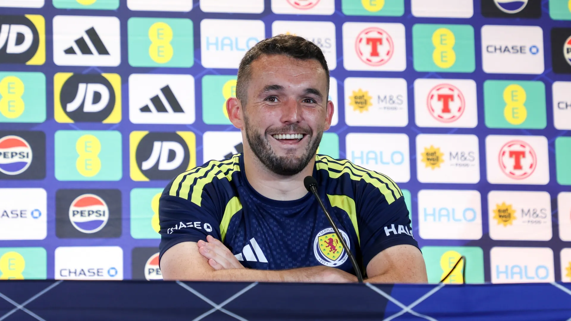 John McGinn, en conferencia de prensa de Escocia (Getty Images).
