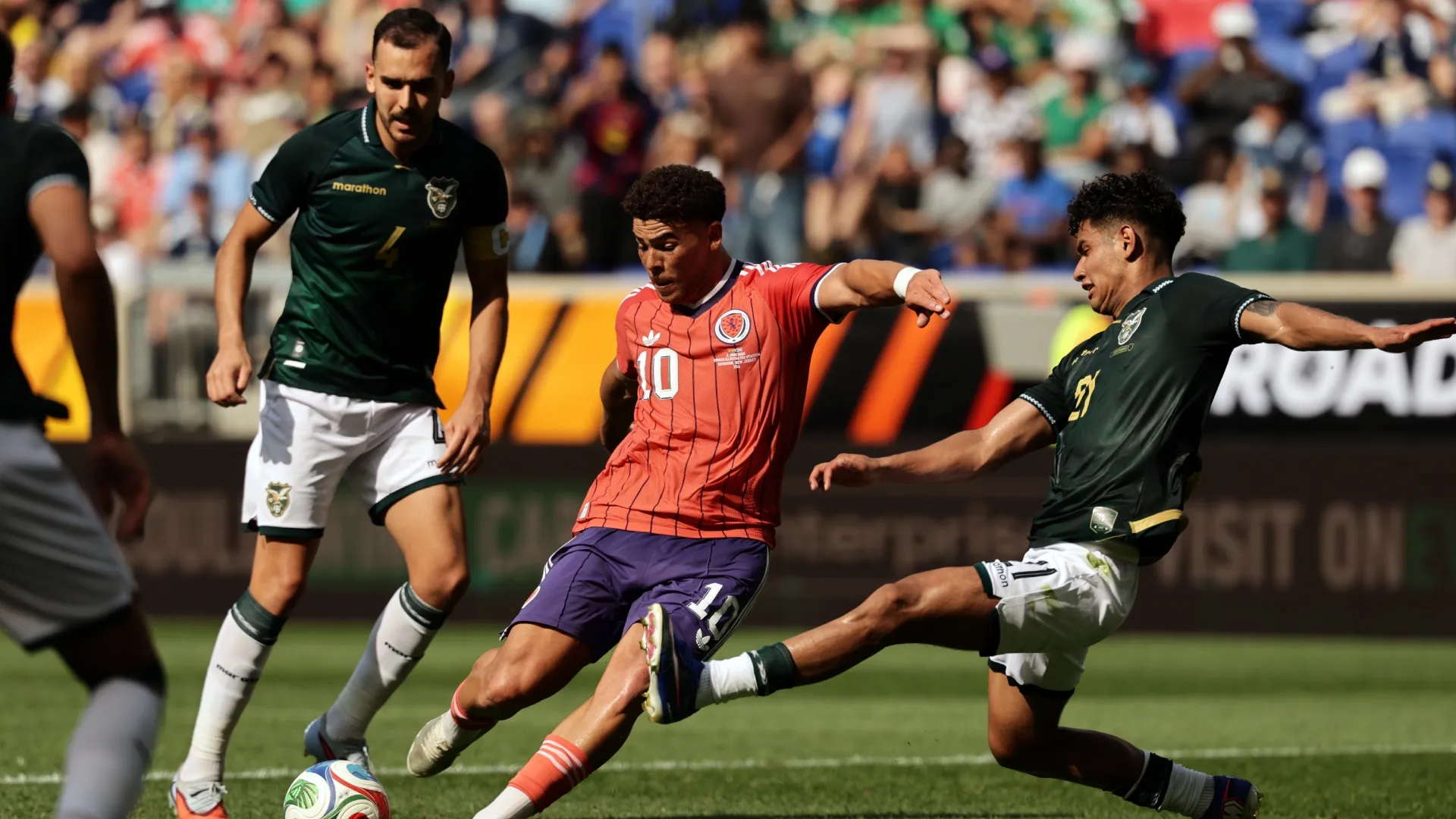 Che Adams, de buen rendimiento ante Bolivia (Getty Images).