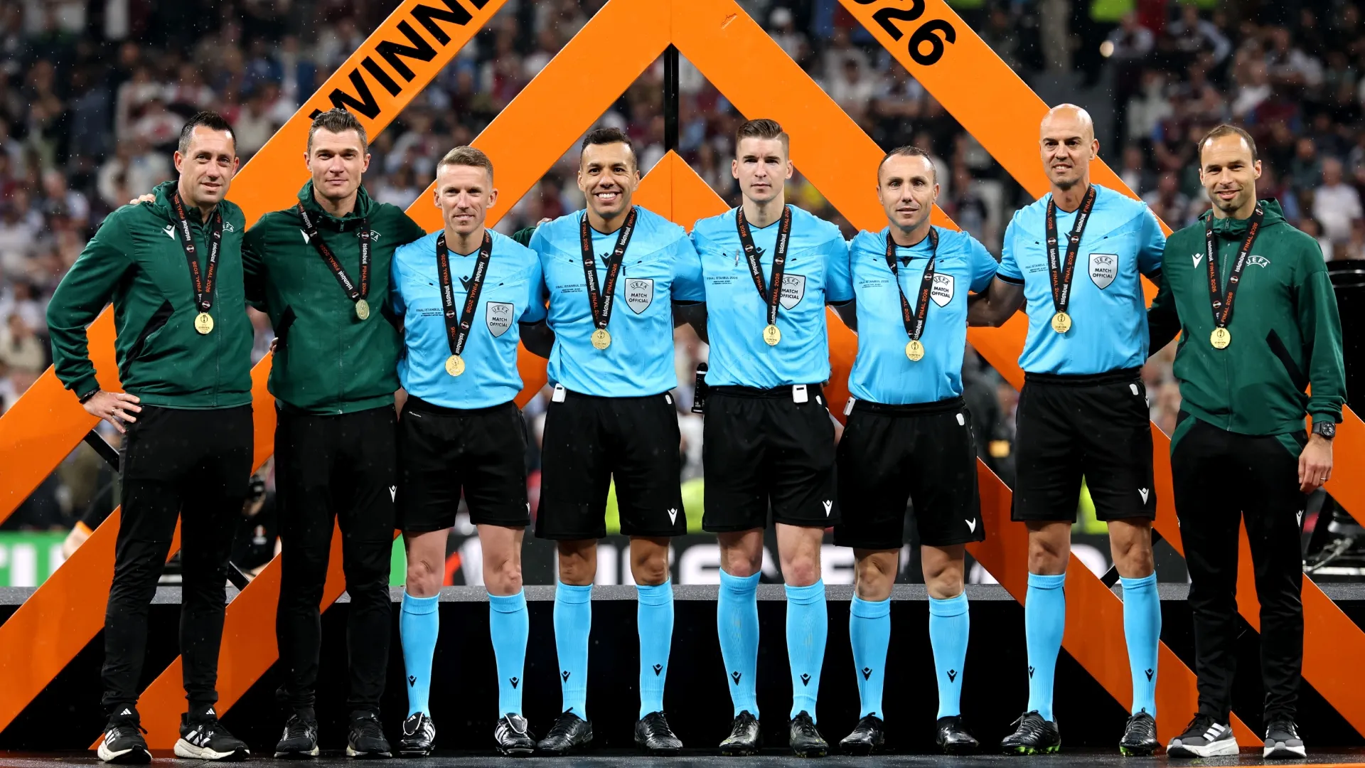François Letexier, junto al cuerpo arbitral en la final de la Europa League (Getty Images).