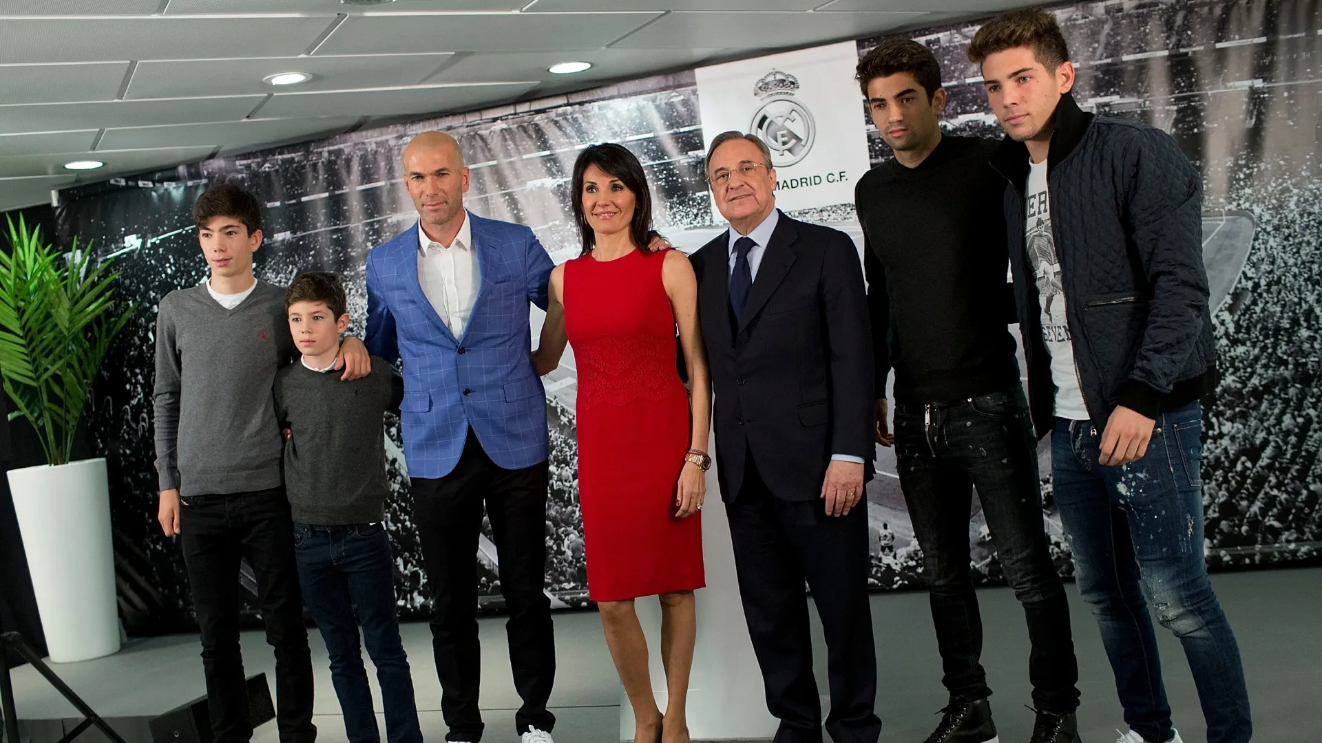 La familia Zidane junto a Florentino Pérez (Getty Images).