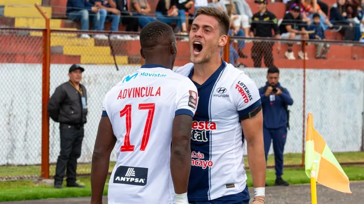 Luis Advíncula y Federico Girotti celebrando.