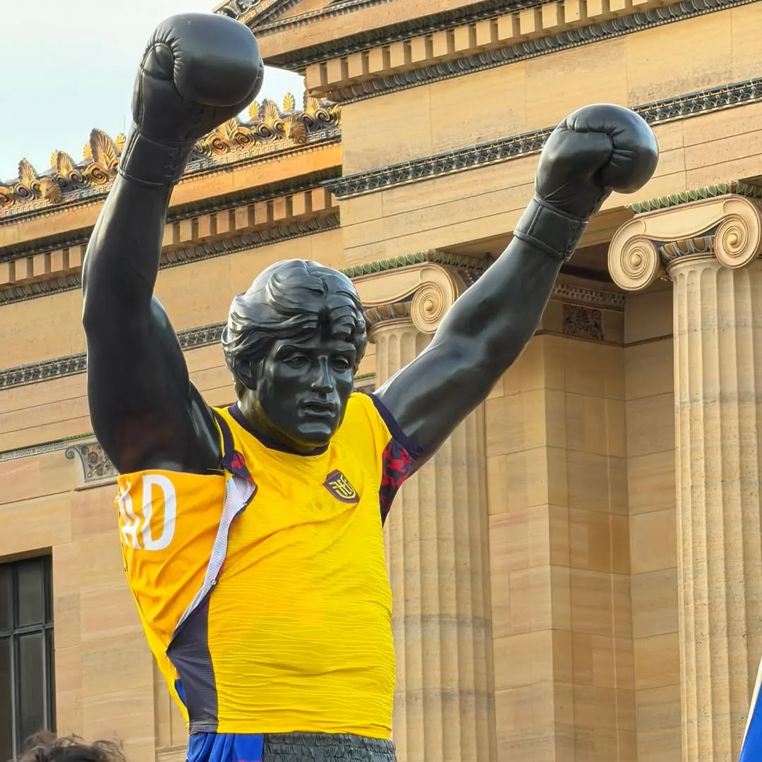 La estatua de Rocky con la camiseta de Ecuador antes del Mundial 2026. (Foto: X)