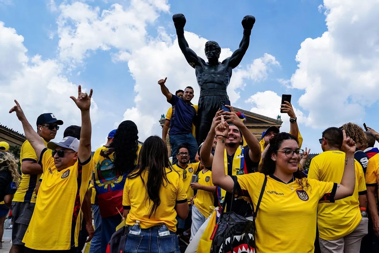 Hinchas de Ecuador al lado de la estatua de Rocky en Filadelfia. (Foto: Getty Images)