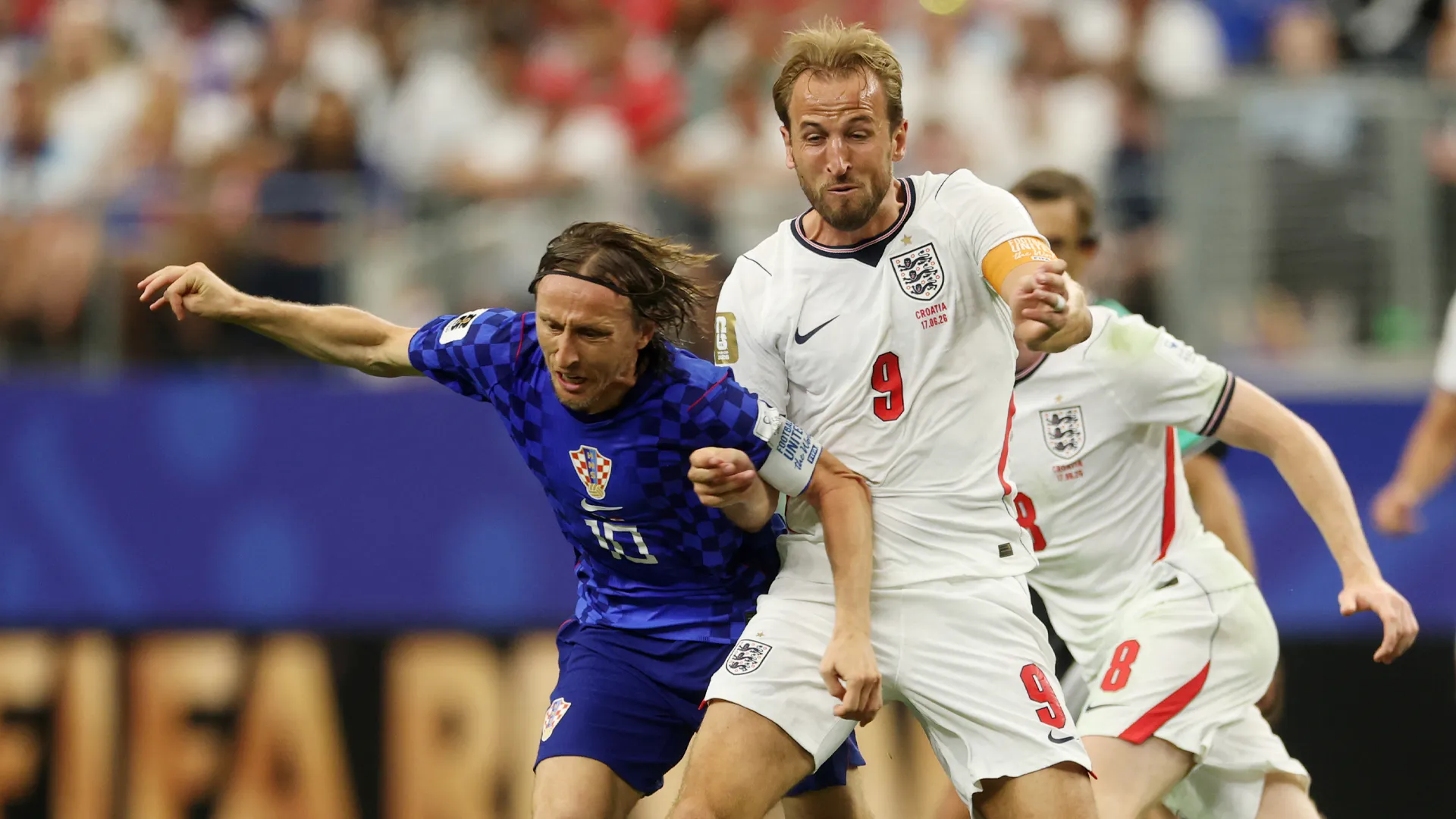 Luka Modric y Harry Kane peleando por el balón en el Inglaterra vs. Croacia por el Mundial 2026. (Foto: Getty Images)