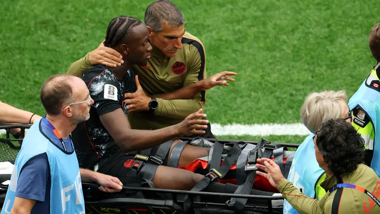 Ismaël Koné salió en camilla tras su grave lesión.