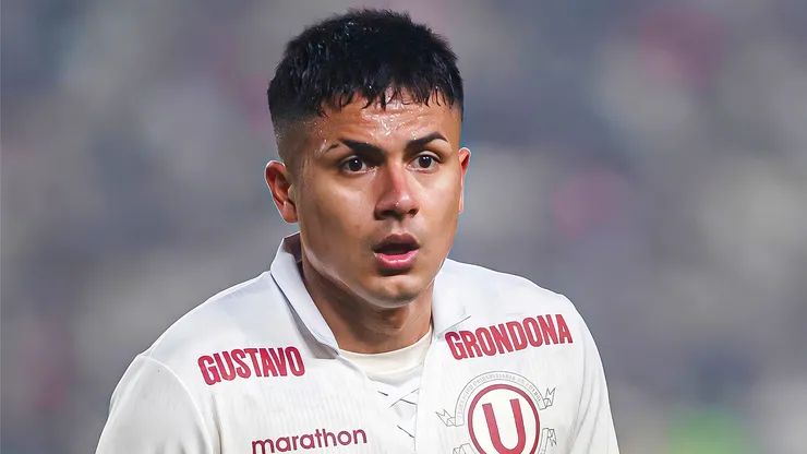 Jairo Concha jugando para Universitario en el Torneo Apertura 2026 de la Liga 1 de Perú.