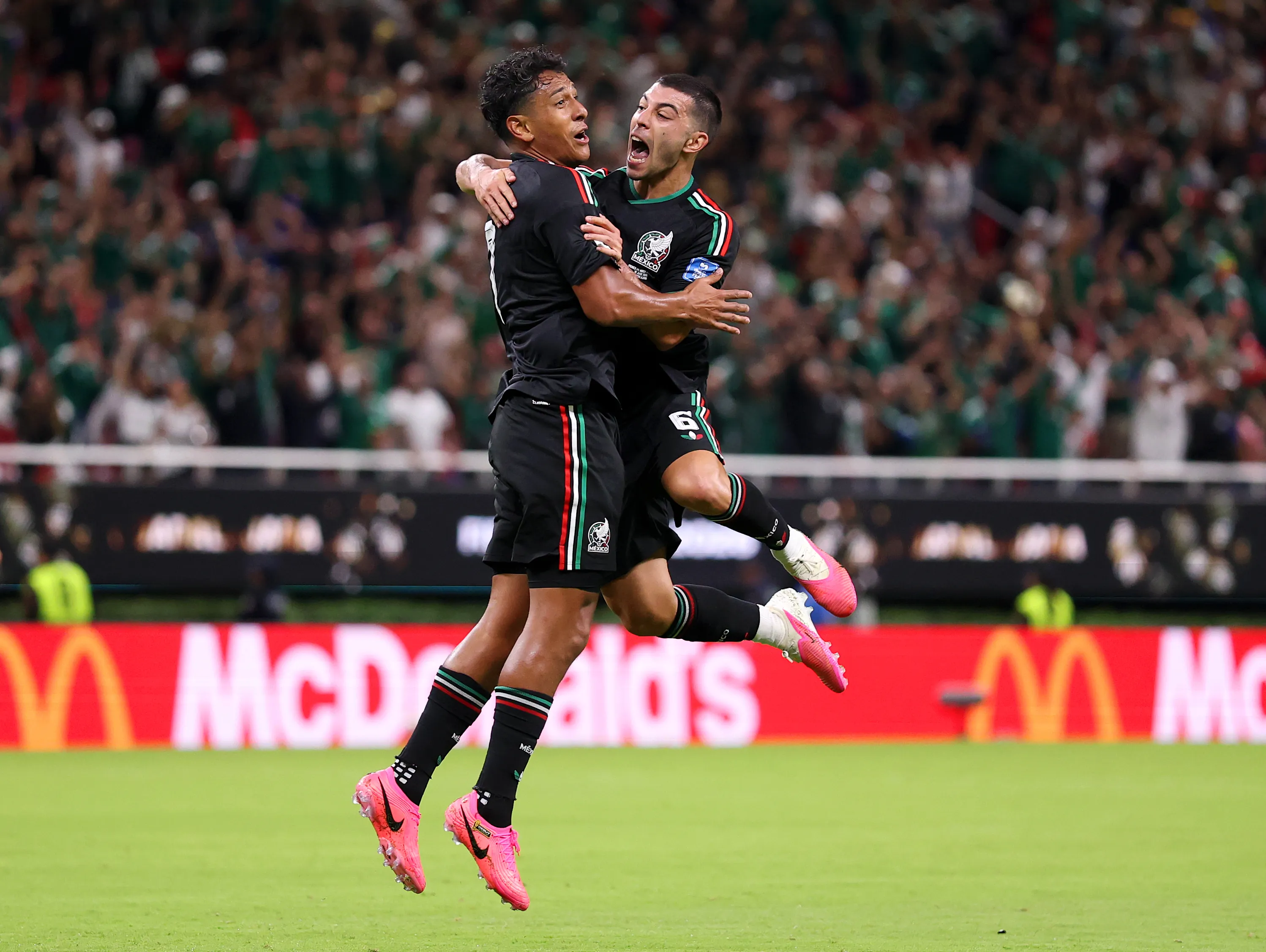 Luis Romo festejando su gol junto a Erik Lira para el 1-0 de México vs. Corea del Sur por el Mundial 2026. (Foto: Getty Images)