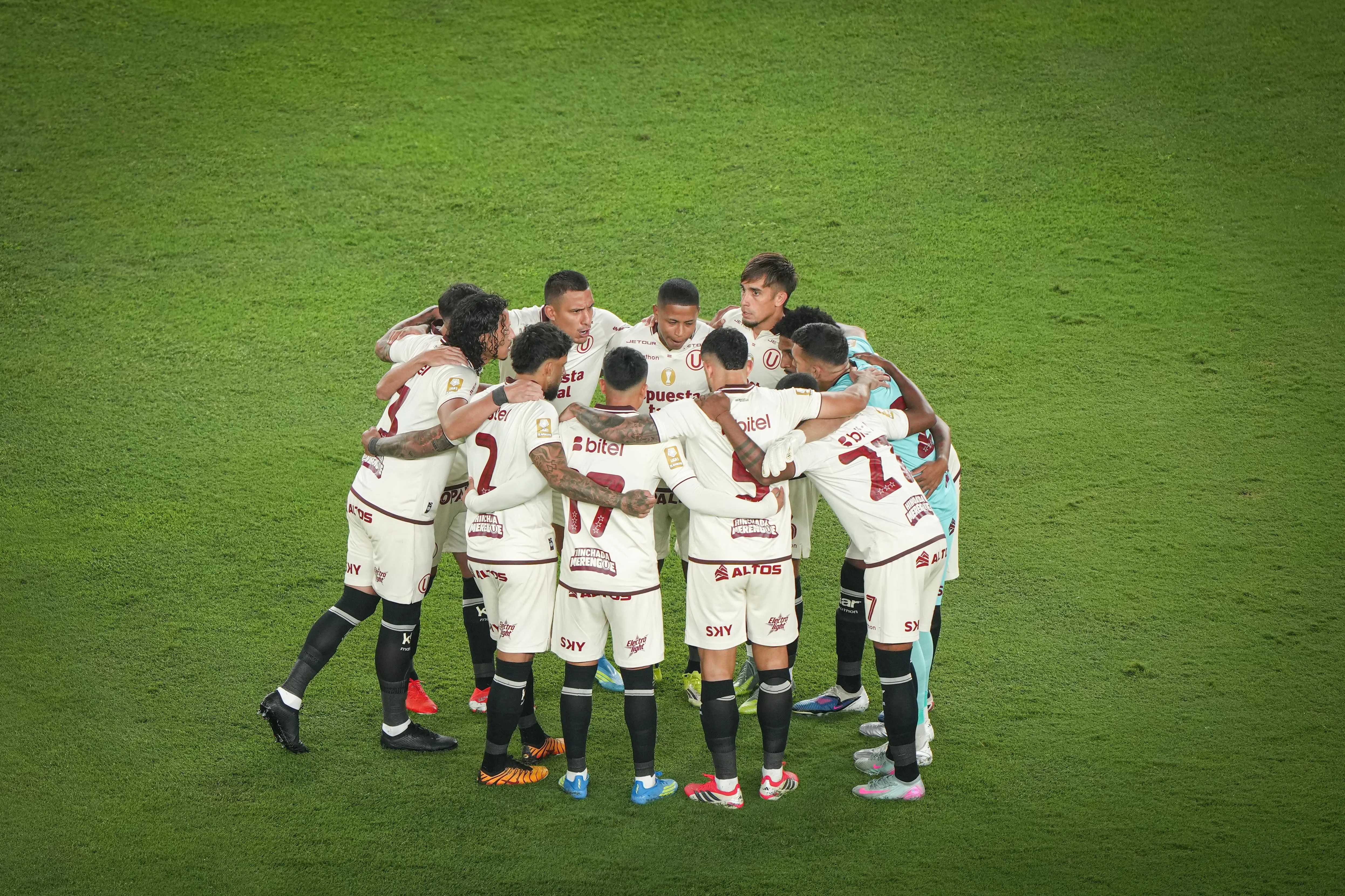 El plantel de Universitario con Jairo Concha en la previa del partido ante Alianza Lima en el Monumental y por el Torneo Apertura 2026. (Foto: Liga 1)