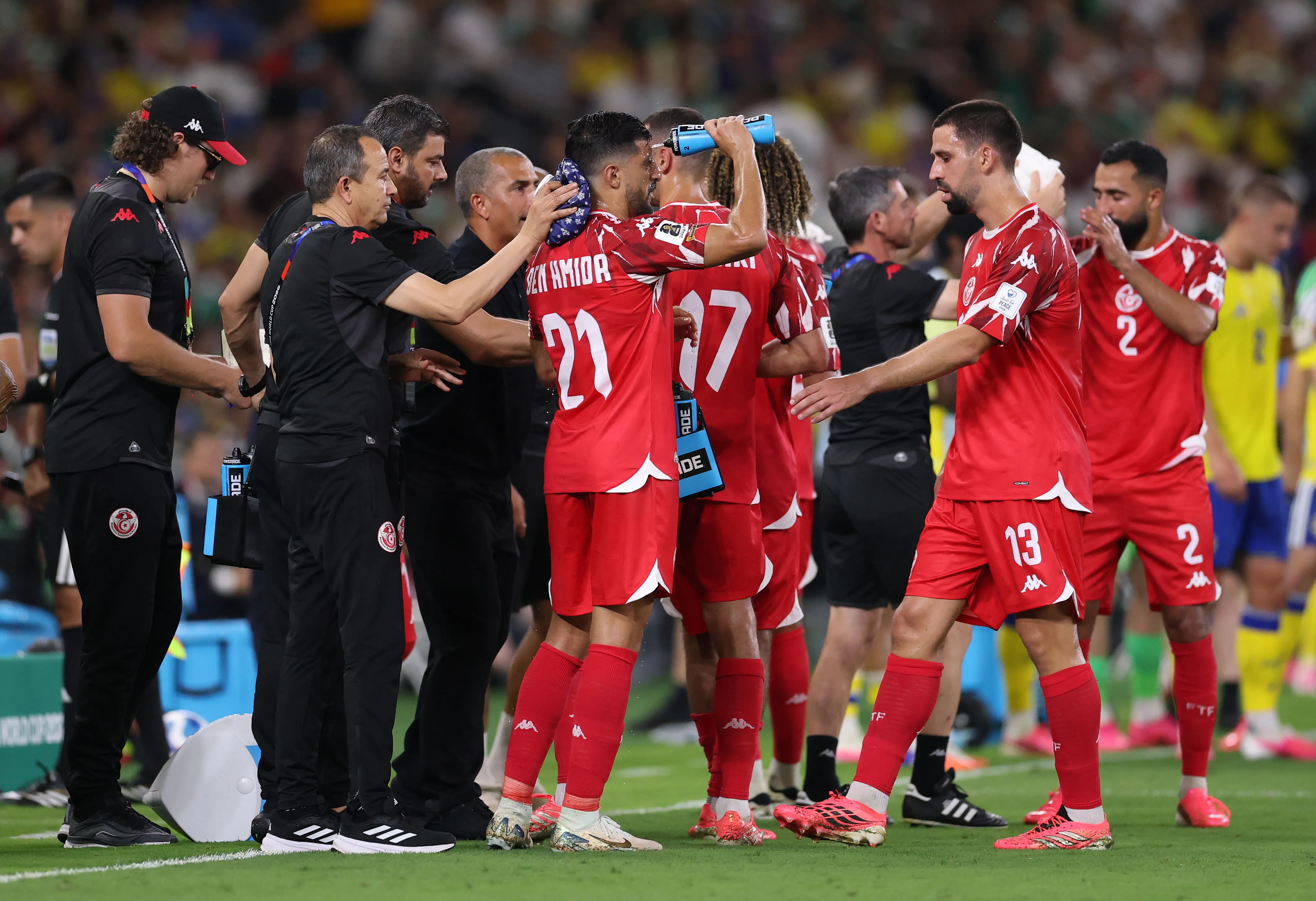 Selección de Túnez rehidratándose (Foto: Getty).