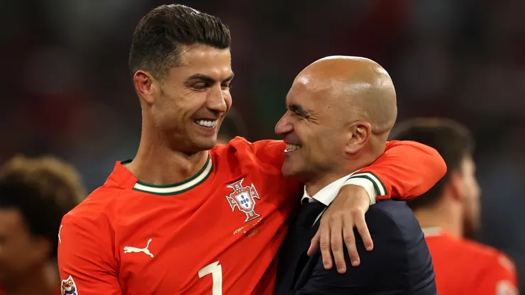 Roberto Martínez, junto a Cristiano Ronaldo, tras ganar la UEFA Nations League en 2025.