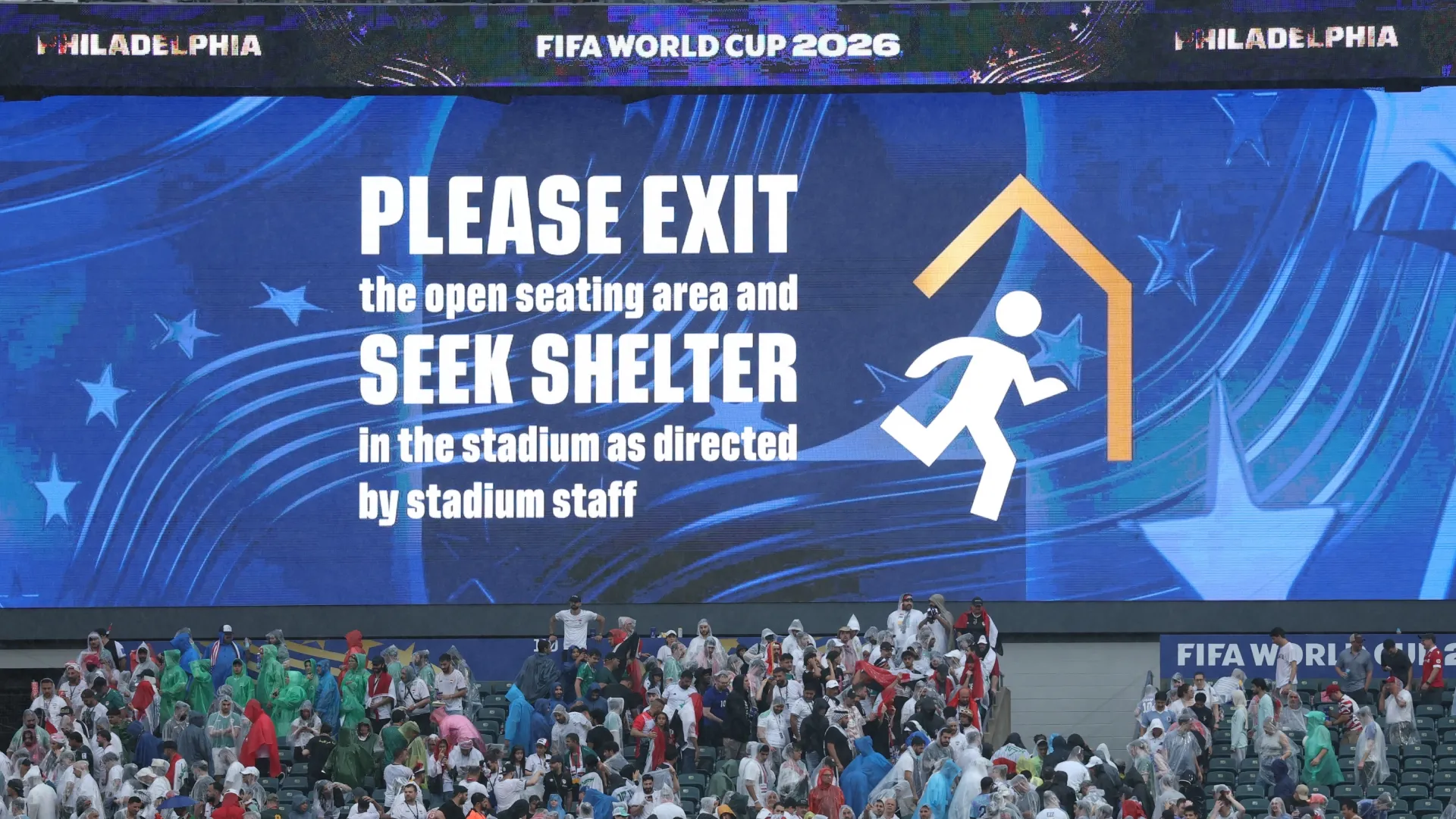 Las pantallas del estadio han reportado la suspensión y activaron el protocolo (Getty Images).