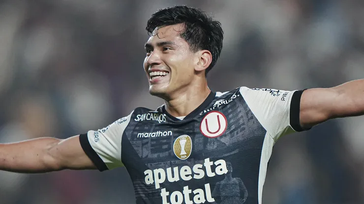 José Rivera festejando un gol con Universitario.