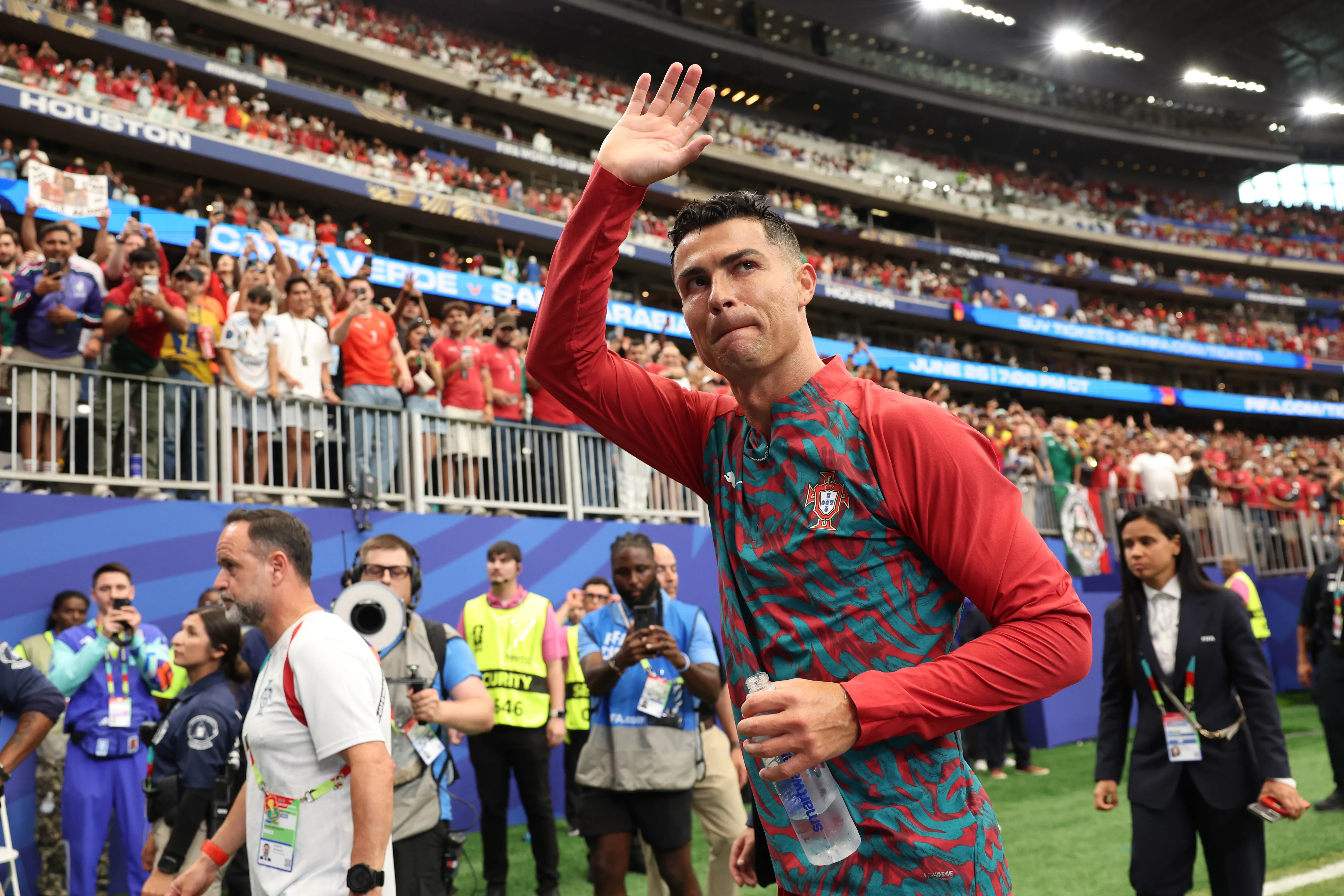 Cristiano Ronaldo saludando (Foto: Getty).