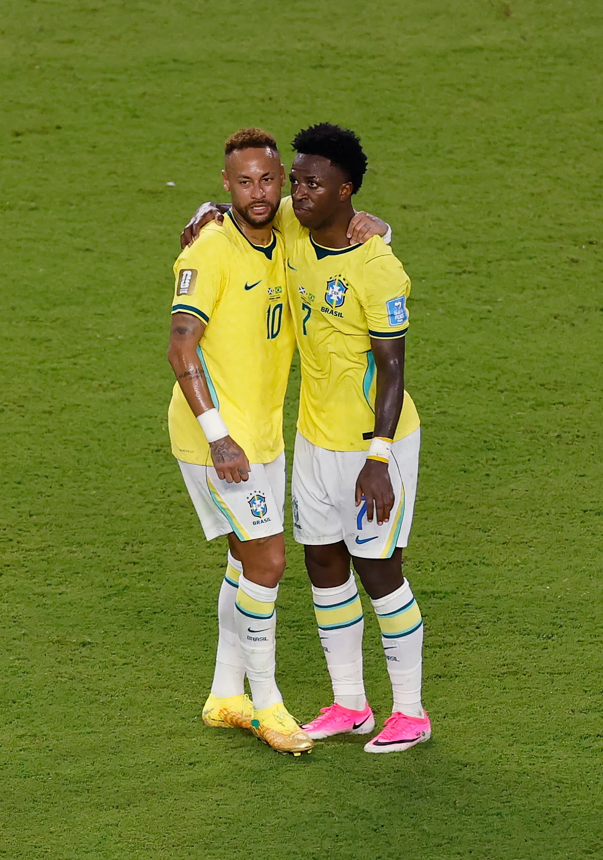 Neymar y Vinícius Júnior festejando el triunfo de Brasil ante Escocia por el Mundial 2026. (Foto: Getty Images)